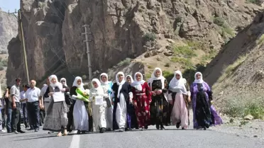'canlı Kalkan' Olmaya Giderken, 9 Şehidin Olduğu Yere Tülbent Bıraktılar
