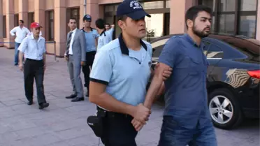 İşçi Partili 12 Gösterici Adliyeye Sevk Edildi
