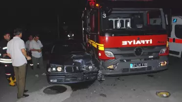 Otomobil İtfaiye Aracı ile Çarpıştı: 2 Yaralı