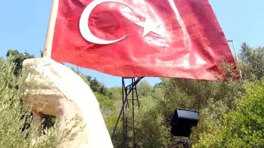 Şehitlerin Anısına Dev Bayraklı Heykel