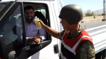 Cizre'de Polisten Çocuklara Şeker İkramı