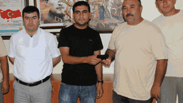 Temizlik İşçisi Bulduğu 1000 TL'yi Sahibine Teslim Etti