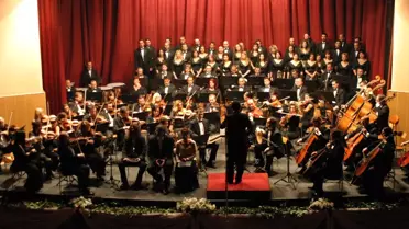 Ayakta Alkışlanan Orkestranın Salonu Yok!
