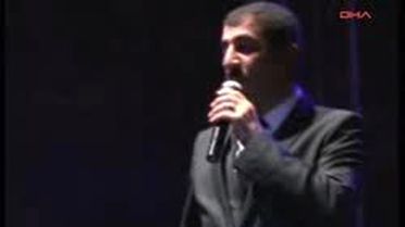 Gülben Ergen'e Sahnede Canlı Tavuk Şoku
