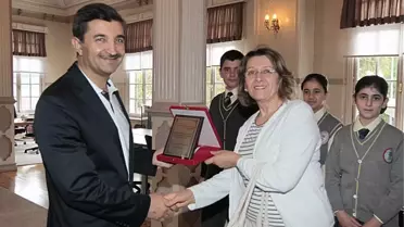 Başkan'a Eğitime Destek Plaketi