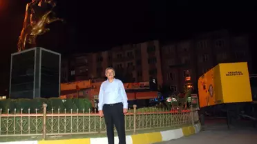 Karartılan Meydanı Belediye Aydınlattı