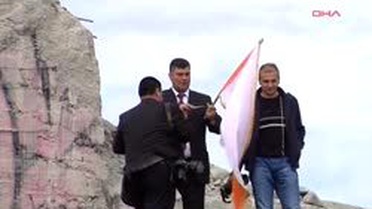 Ermenistan ile Sahte Dostluğun Sonu 'ucube' Gibi Olacak Azerbaycan Cumhuriyeti'nin Bağımsızlığına Kavuşmasının 20'nci Yılı Etkinliklerine Katılmak Üzere Kars'a Gelen Azerbaycan Diasporası, 'ucube'ye Benzetilerek Yıkılan İnsanlık Anıtı'nın Enkazında Azerbaycan, Revan ve Türk Bayrağı Açtı. Azerbaycan 