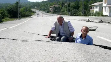 Yoldaki Dev Yarıklar Kapatıldı