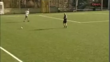 Türk Yazar ve Sanatçılar, Alman Yazarlarla Dostluk Maçı Yaptı Türkiye'nin En Entelektüel Takımı Ayazma, Alman Yazarlar Takımı Autonama ile Dostluk Maçı Yaptı.