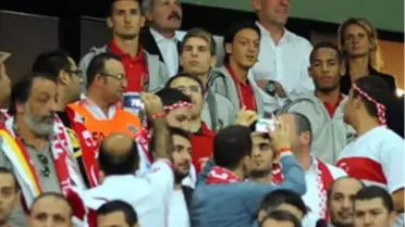 Mesut Özil Türk Taraftarların İlgi Odağı Oldu