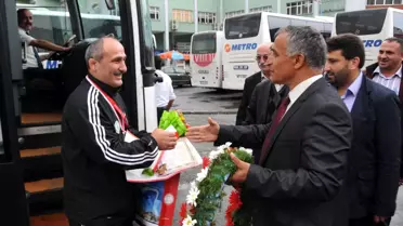 Dünya 3'üncüsü Muhtara Memleketinde Coşkulu Karşılama