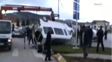 Sakaryaeköğrenci Servisi Kaza Yaptı 18 Yaralı