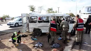 Minibüs Araç Çekicisi ile Çarpıştı: 1 Ölü, 17 Yaralı