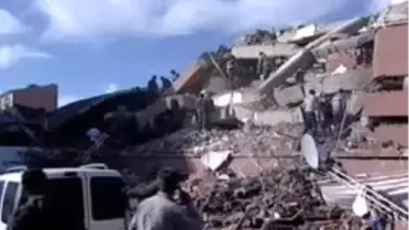 Deprem Binaları Yıktı