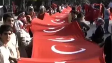 Mersin'de Şehitler İçin 2 Bin 800 Metrelik Bayrak Açtılar