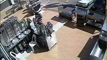 Apartmanın Demir Kapısını Söküp Çaldı