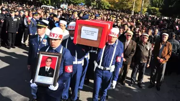Şehit Binbaşıyı 5 Bin Kişi Uğurladı
