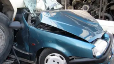 İzmir'de Otomobil Kamyonla Otobüs Arasına Sıkıştı