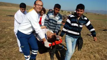 Otomobil, Tarlaya Uçtu: 5 Yaralı