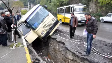 Yolcu Minibüsü Kanalizasyon Kanalına Düştü