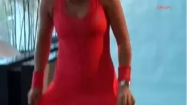 Woznıackı Havalimanında Büyüledi