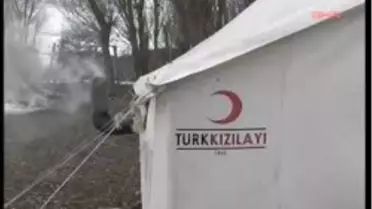 Parçalanmış Minik Eller Molozların Arasında Demir Topluyor