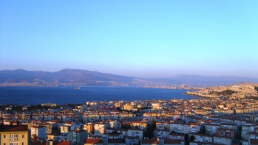 İzmir Ekonomisi Zor Virajda
