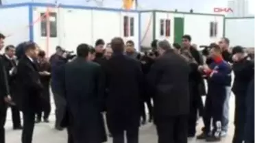 Kocaeli'den Van'a 1200 Konteyner Ev Tüm Marmara'yı Sarsan 17 Ağustos 1999'daki Depremin İzlerini Hala Üzerlerinden Atamayan Kocaeli Halkı, Van'a Yardım Yağdırıyor. Yapılan Maddi Yardımların Yanı Sıra Giyecek ve Gıda da Gönderen Kocaelililer, Bölgedeki Ağır Kış Koşullarında İnce Çadırlardan Kurtulmal