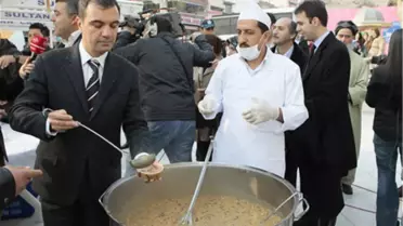 Eyüp Sultan'da Aşure Dağıtıldı