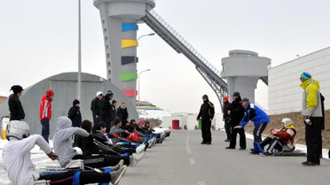 Asfaltta Kızakla Kayarak İtalya'ya Hazırlanıyorlar