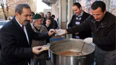 Muhsin Yazıcıoğlu Anısına 5 Bin Kişiye Aşure Dağıtıldı