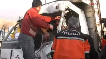 Kavşakta Kamyon ile Kamyonet Birbirine Girdi 2 'si Ağır 5 Kişi Yaralandı