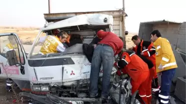 Kavşakta Kamyon ile Kamyonet Çarpıştı: 2'si Ağır 5 Yaralı