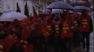 Sendikacılardan Yağmur Altında Yürüyüş