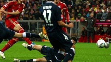 Van Buyten'den Top Patlatan Şut
