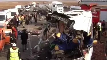 Diyarbakır'da Tır'la Midibüs Çarpıştı: 25 Ölü, 16 Yaralı (2)