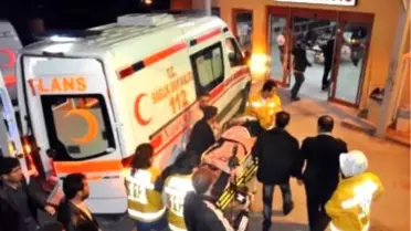 2 Otomobil Kavşakta Kafa Kafaya Çarpıştı: 7 Yaralı