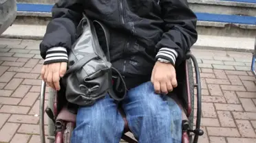 Özürlü Genç Akülü Araba Alabilmek İçin Kapak Topluyor