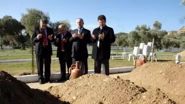 AK Parti'li Kılınç Gazetecinin Mezarını Ziyaret Etti