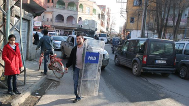 Gösterici Çocuklar, Polis Kalkanını Alıp Kaçtı