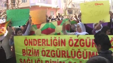 Gösterici Çocuklar Polis Kalkanını Alıp Kaçtı