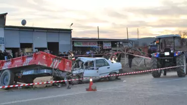 Otomobil ile Traktör Çarpıştı: 2 Ölü, 1 Yaralı
