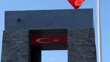 Şehitler Abidesi'ne Yeni Türk Bayrağı