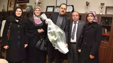 Körfez İlköğretim Okulundan Başkan Ayaz'a Çiçekli Teşekkür