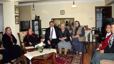 Belediye Başkanı Yaşlı Kadınları Ziyaret Etti