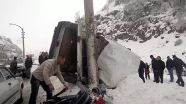 Servis Minibüsü Devrildi, 8 Üniversite Öğrencisi Yaralandı