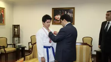 Vali Şahin'den Türkiye 3. Olan Gence Altın