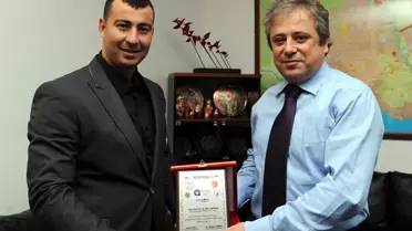 Genel Sekreter Aktekin'e Kickboksçulardan Plaket
