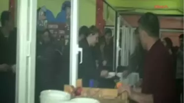 Bingöl Karda Mahsur Kalan Yolcularaı Kaymakam Sahip Çıktı Bingöl'ün Karlıova İlçesi'nde Yoğun Kar...