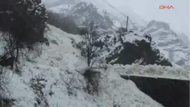 Tunceli2 Kar Kalınlığının 1.5 Metre Olduğu Pülümür'de Kar Esareti